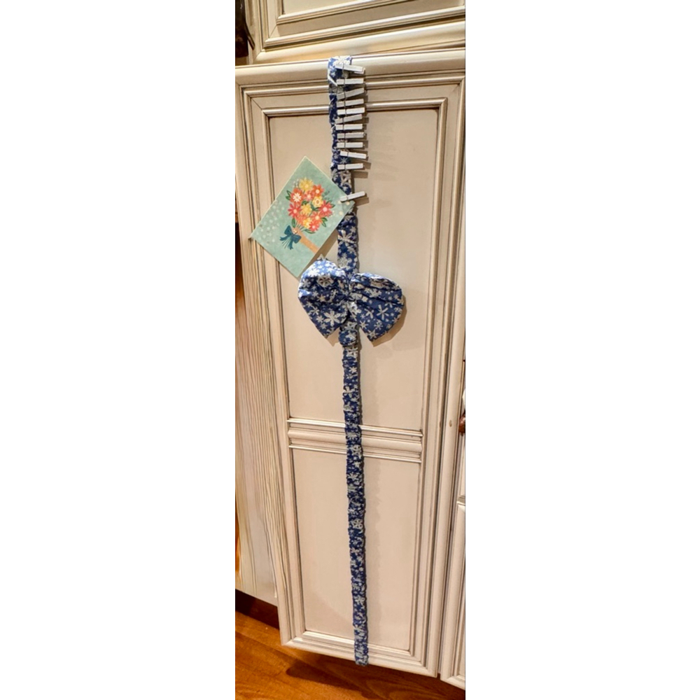The Hugger Greeting card display kit Over the door stretch fabric in snowflake